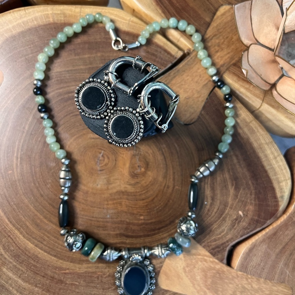onyx and silver vintage, necklace, clip-on earrings and ring. - Picture 7 of 9